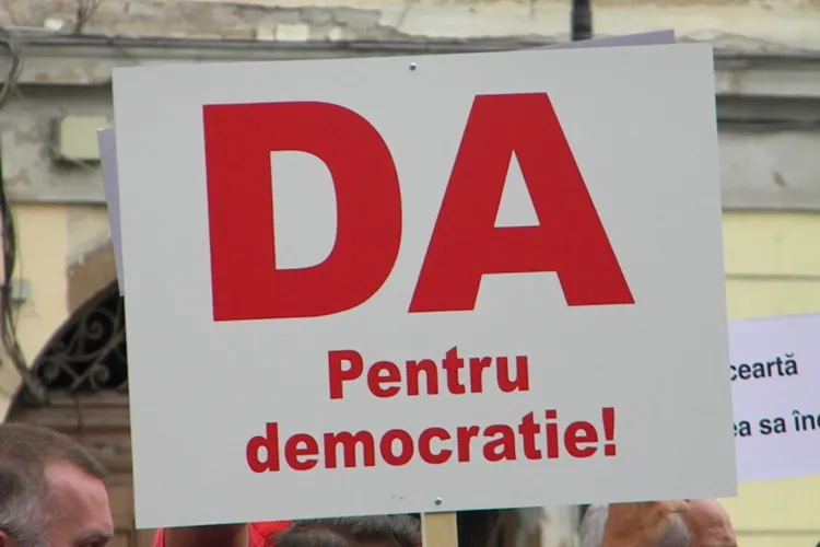 Miting ANTI - Băsescu pe B-dul Eroilor din Cluj-Napoca. 100 de membri USL au scandat "Jos Băsescu!" FOTO VIDEO