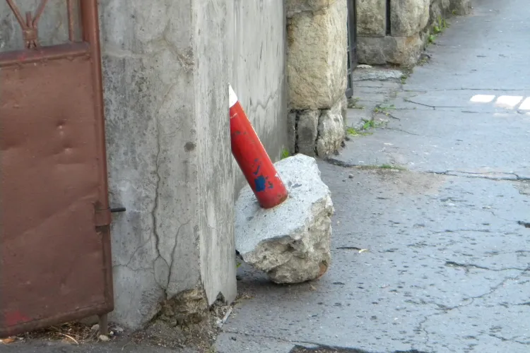 Au luat stâlpii jos ca să aibă loc de parcare. Cum comentaţi?