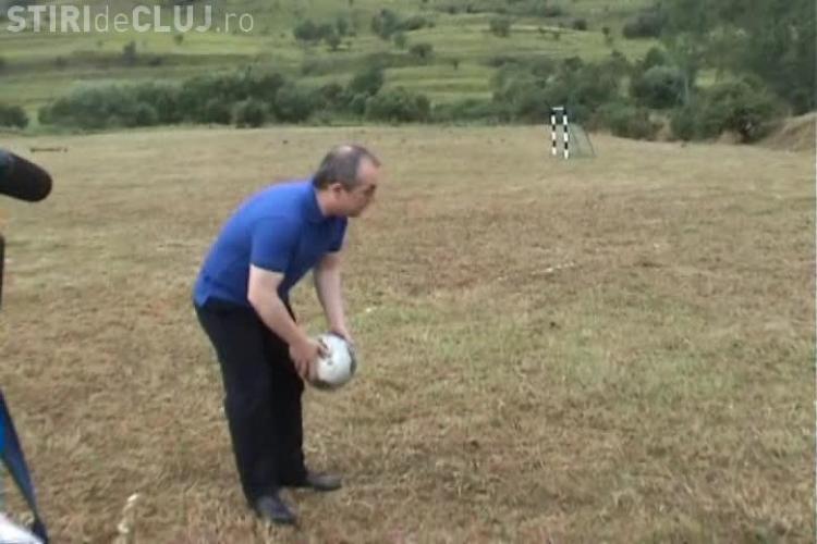Emil Boc a jucat fotbal pe Valea Gârbăului. A verificat zona de picnic a clujenilor VIDEO