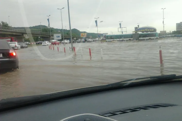 Parcarea Polus, inundată de ploaia torențială de la ora 16.30 FOTO