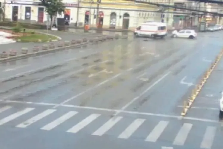 Accident lângă Teatrul Național Cluj! O ambulanță a fost lovită în plin VIDEO LIVE CAMERE DE SUPRAVEGHERE