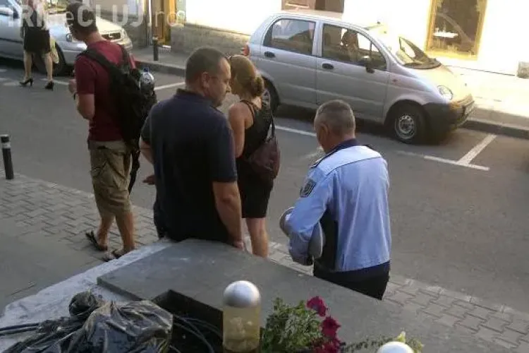 Bişniţarii de lângă Central fac afaceri "necurate" cu Poliţia lângă ei! FOTO 