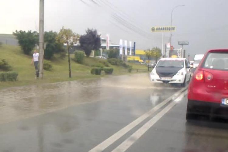 Ploaia torențială a inundat DN 1, la intrare în Mănăștur dinspre Florești VIDEO