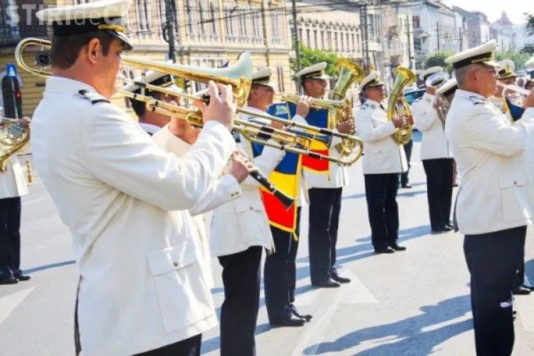 Emil Boc prezent la Ziua Imnului Naţional, în loc de vot FOTO VIDEO