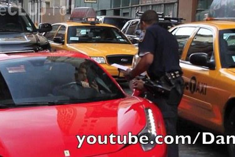 Ce a pățit în SUA șoferul unui Ferrari care a călcat cu mașina pe piciorul unui polițist care îl amenda VIDEO
