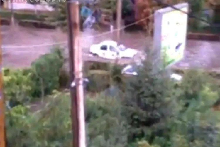Ploaia de circa 20 de minute a făcut ravagii pe strada Plopilor din Cluj VIDEO