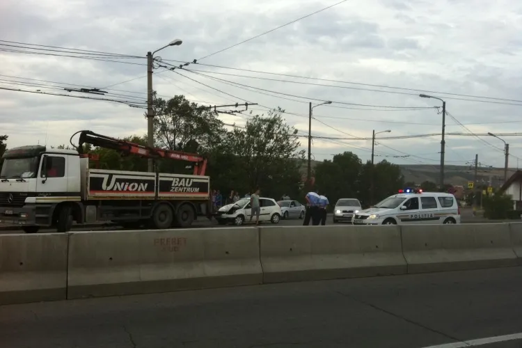 Accident la Podul IRA! Un autoturism a intrat sub un camion