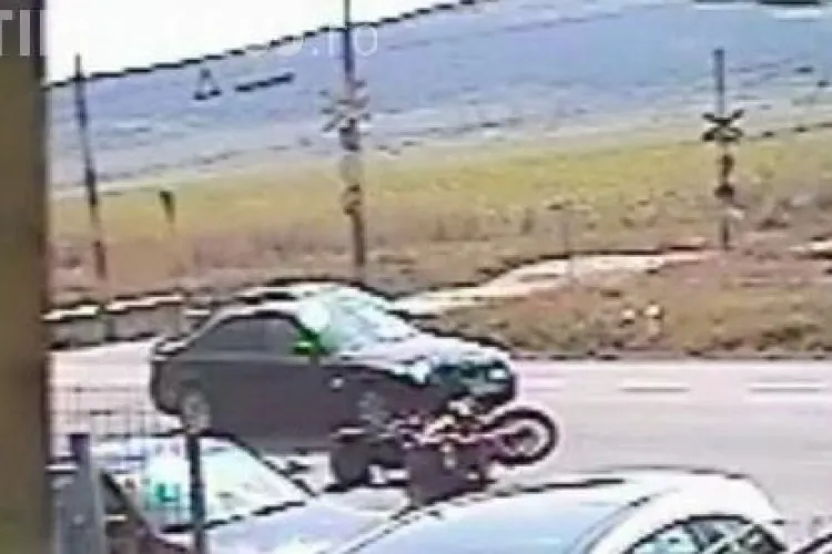 Accident cu un motociclist lângă Gherla! VIDEO Imagini CAMERĂ DE SUPRAVEGHERE