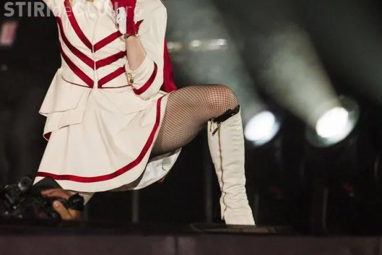 Vedetă înjurată la Paris: "Curvo, dă-ne banii înapoi!". Vezi cine e cântăreața VIDEO