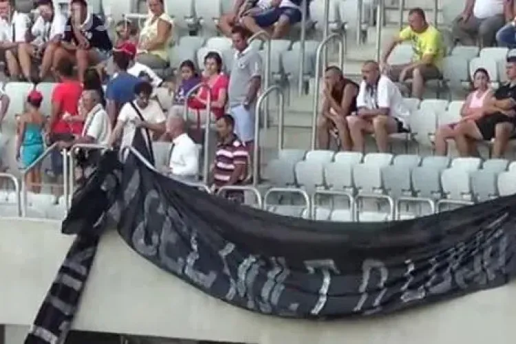 Coregrafia suporterilor U Cluj la meciul cu Gloria Bistrița. Au afișat bannere ostile VIDEO
