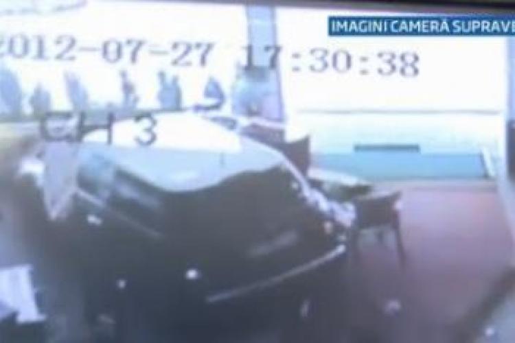 O șoferiță din Cluj a intrat cu mașina într-un restaurant VIDEO