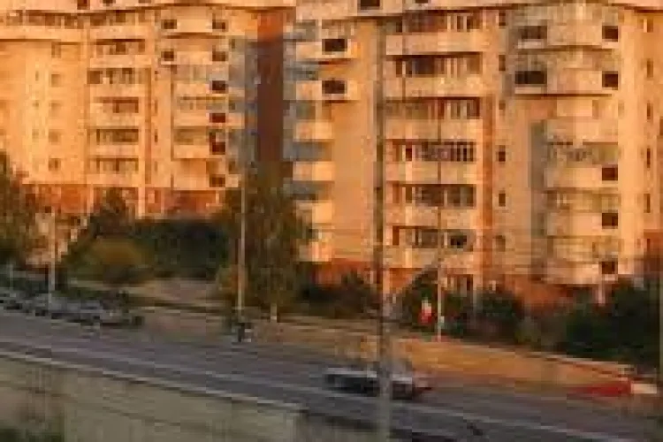Clujenii din zona Calea Floreşti, deranjaţi de zgomotul maşinilor: "De fiecare dată avem impresia că se cutremură blocul"