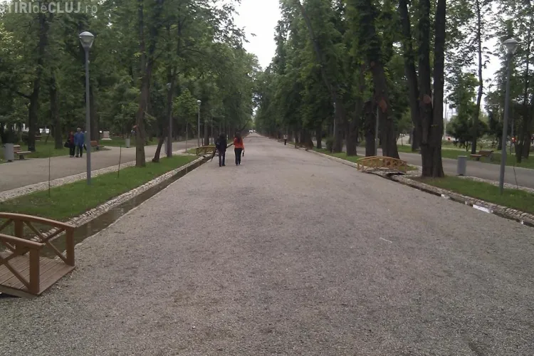 Parcul Central, erbicidat de Eco Garden ca pe terenurile agricole cu tot cu copiii care se jucau EXCLUSIV