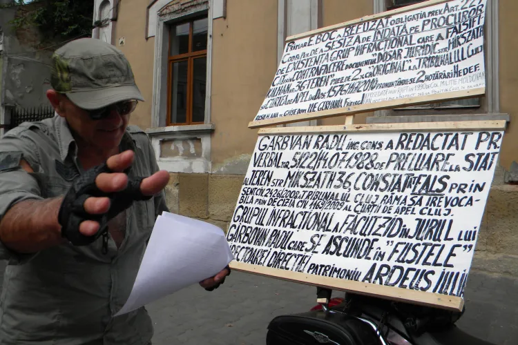 Un motoclist protestează în fața Primăriei Cluj-Napoca FOTO VIDEO