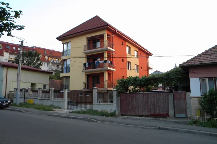 Blocul între case de pe Viilor 16, la o nouă încercare de aducere în legalitate. Vecinii au făcut plângere