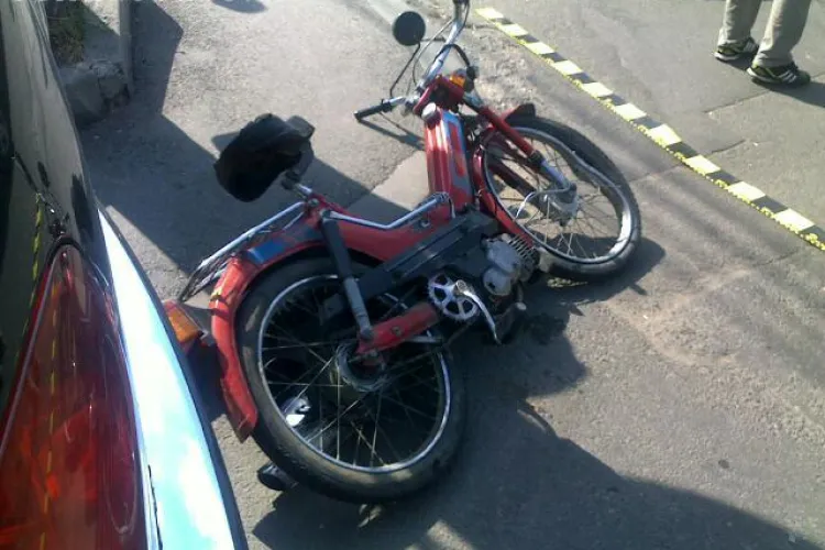 Accident pe Aurel Vlaicu! O motoretă a fost lovită de un Ford lângă OMV