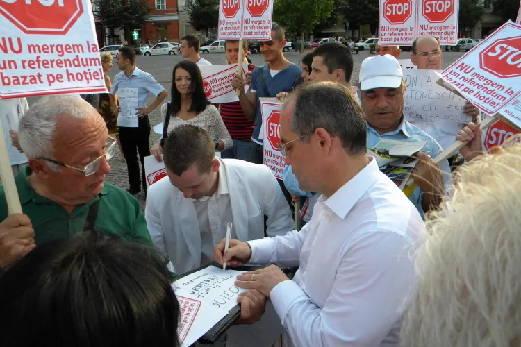 La miting-ul PRO - Băsescu din Piaţa Unirii, Boc a împărţit autografe! FOTO VIDEO