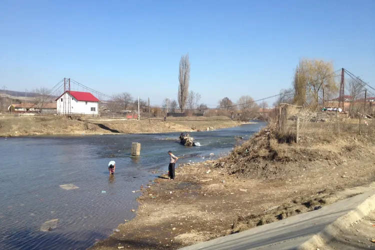 Cum se aruncă gunoiul în Florești, direct în Someș STIREA CITITORULUI - FOTO