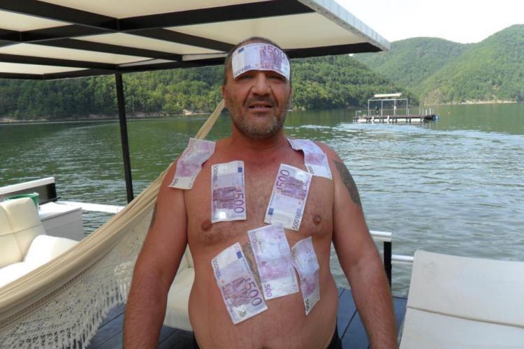 Interlopul Nelson Mondialu se protejează de razele UV cu bancnote de 500 de euro FOTO