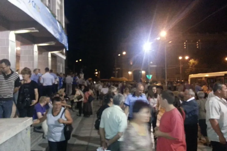 Sacii cu buletinele de vot sosesc la Casa de Cultură a Studenţilor, pentru numărare 