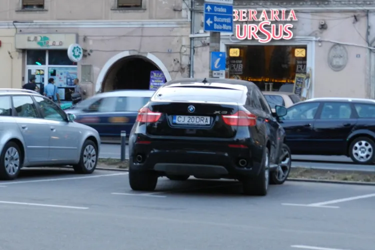 Şi-a parcat maşina pe două locuri de parcare, pentru că era NERVOS! ŞTIREA CITITORULUI