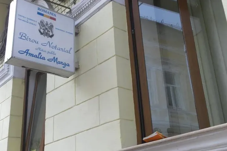 Fiica lui Andrei Marga, notar public, și-a prejudiciat un client cu 25.000 de euro. Erau banii de un apartament