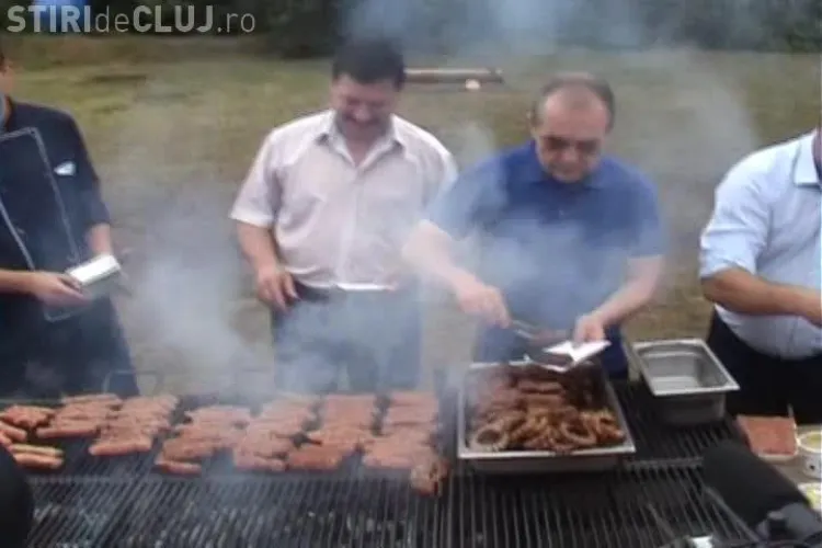 Emil Boc, bucătar pe Valea Gărbăului: Micii de Cluj sunt mai buni ca cei de București VIDEO