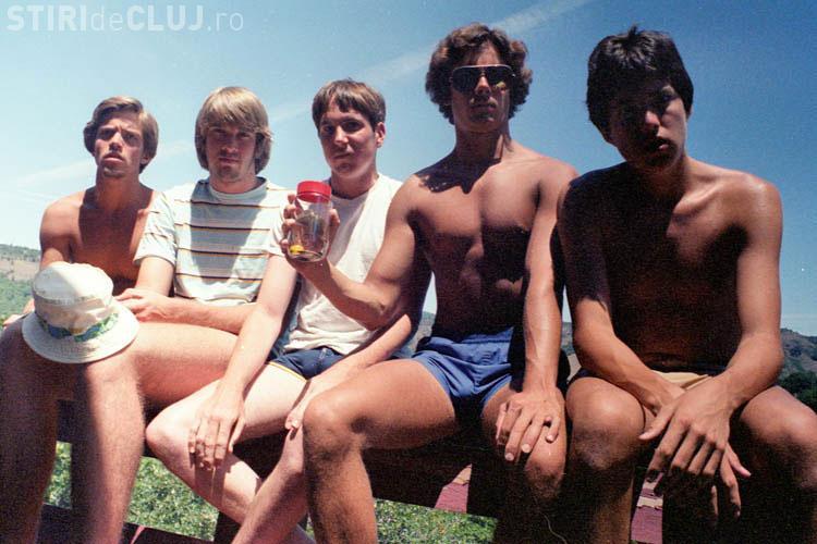 PRIETENIE ADEVĂRATĂ: 5 prieteni au refăcut aceeaşi poză de vacanţă, timp de 30 de ani