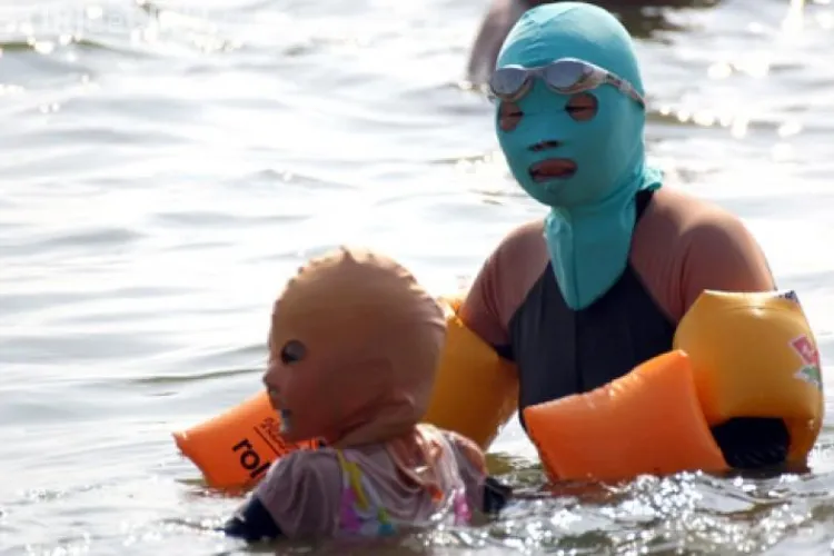 Invenția care a ÎNGROZIT plajele, Facekini FOTO