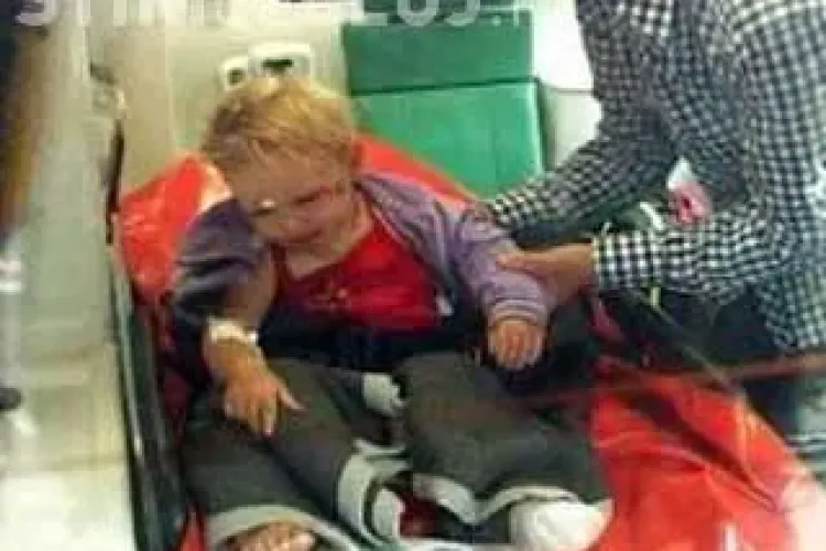 Fetiţă de un an şi jumătate opărită în casa bunicilor! Aceştia au crezut că rănile trec de la sine