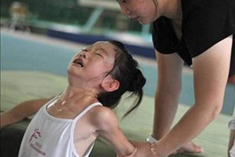 Tortură la antrenamentele de gimnastică din China FOTO
