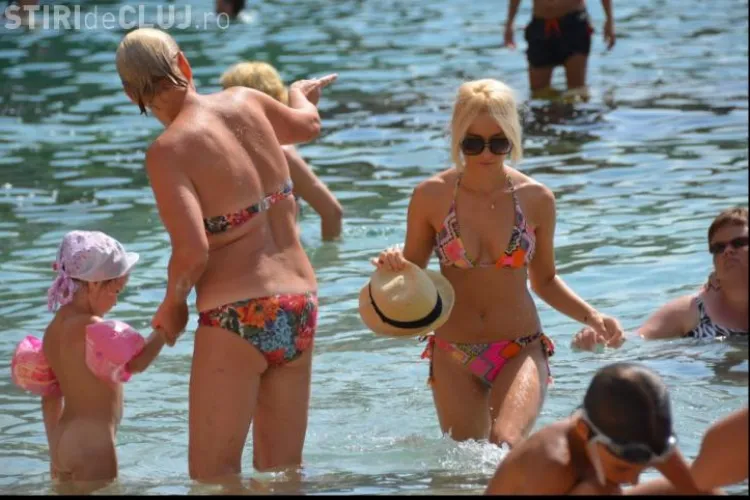 Laura Cosoi pe plajă. Face baie cu pălăria pe cap FOTO