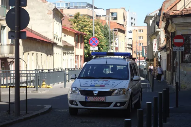 Numai șmecherii și POLIȚIA blochează drumul în fața fast food -ului ROSA FOTO
