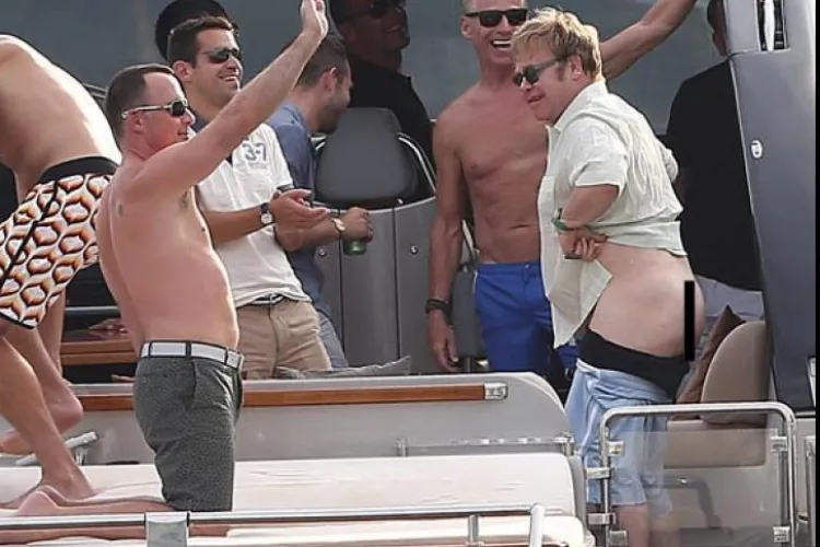 Elton John, în fundul gol pe un yaht