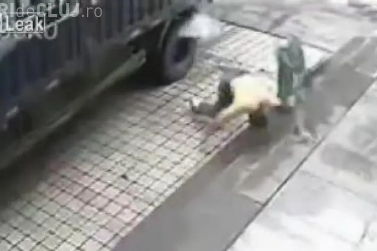 Om versus mașină. Vezi ce a pățit un bărbat din dorința de răzbunare  VIDEO