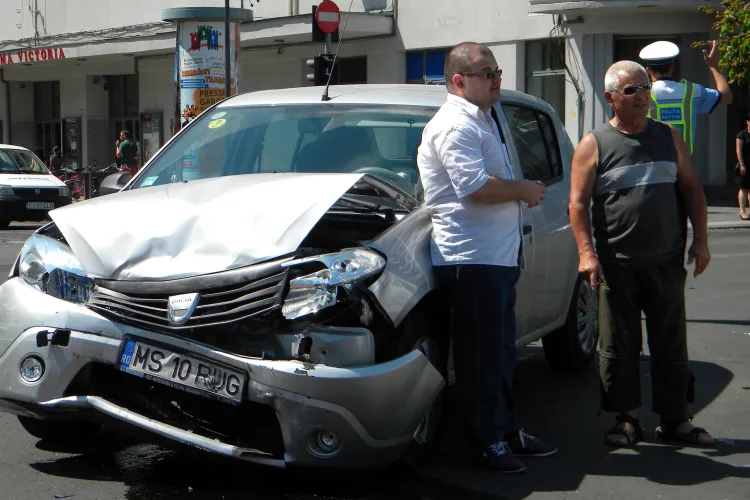 Accident în faţa Teatrului Naţional Cluj-Napoca: o Dacie Sandero care a trecut pe roşu a fost făcută praf de un BMW care circula regulamentar FOTO VIDEO