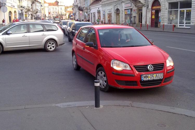 Poate așa se parchează la Baia Mare! Un șofer și-a lăsat mașina pe Regele Ferdinand, blocând o stradă ȘTIREA CITITORULUI