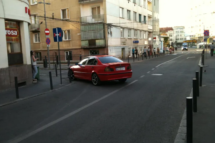 Șmecherii blochează traficul în față fast-food -ului Rosa, de pe strada David Ferenc ȘTIREA CITITORULUI