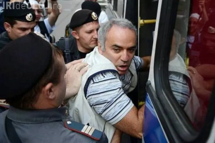 Kasparov a fost arestat pentru că a muşcat de deget un poliţist FOTO	