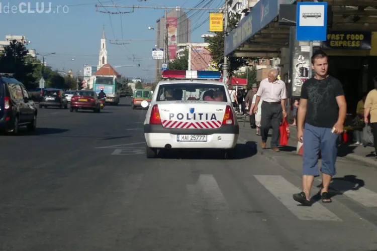 Poliția parchează fără griji în stația de autobuz în Piața Mărăști ȘTIREA CITITORULUI