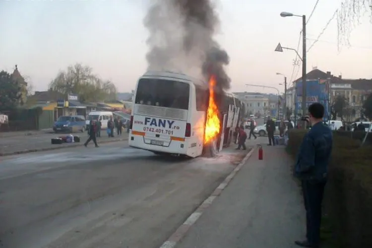 Incendiu la Copăceni! Un autobuz a luat foc