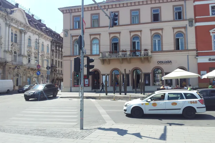 Parcarea ANULUI la Cluj, lângă VERTIGO! A parcat jumătate pe trotuar, jumătate pe drum FOTO