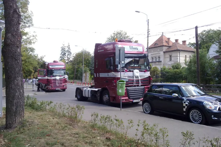 Extravaganță? Cu TIR -urile la nuntă în Parcul Central FOTO