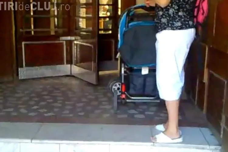 Dezinteres MAXIM la Poșta Cluj! O mămică și-a lăsat copilul în cărucior la ușă, pentru că nu a putut trece VIDEO