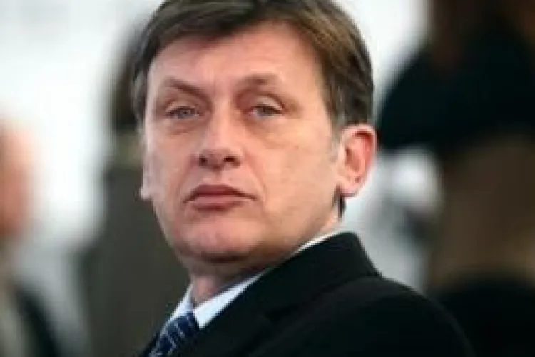 Crin Antonescu, chiulangiul de la Niculiţel: "Cum chiuleşte acum în Senat, tot aşa chiulea şi atunci, la şcoală"