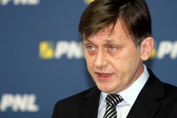 Antonescu continua lupta cu Băsescu: Nu noi am distrus economia