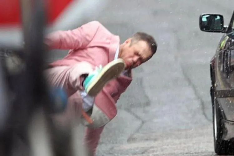 Robbie Williams, lovit din plin de o maşină FOTO