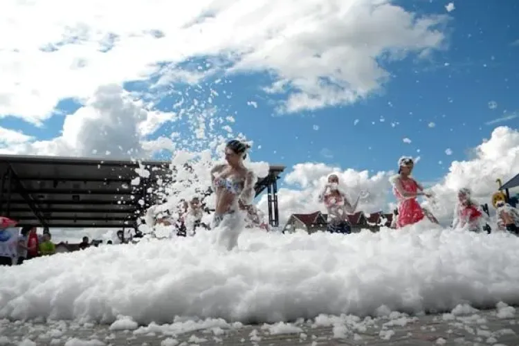 Petrecere cu SPUMĂ la Aqua Park Floreşti. Farmec şi-a lansat săpunurile lichide sub formă de spumă Gerovital FOTO VIDEO