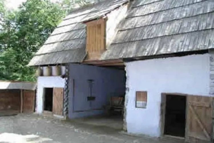 ŞOC - Un bărbat din Căianu şi-a ţinut tatăl mort o lună şi jumătate, într-o şură ca să îi ia pensia