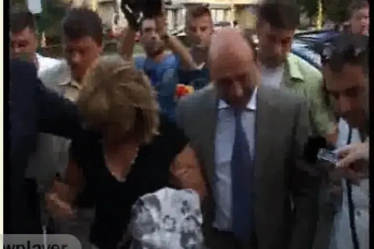 Băsescu a petrecut la mare cu colegii de la Marină VIDEO